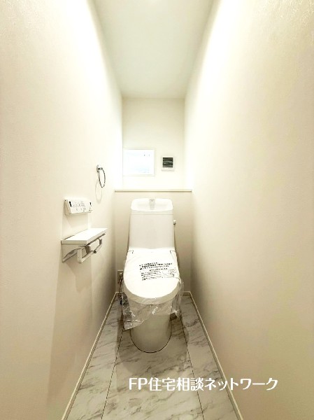 窓があるので陽ざしが入り明るいトイレ。洗浄機能付き便座を標準装備しています。1階と2階にあります。