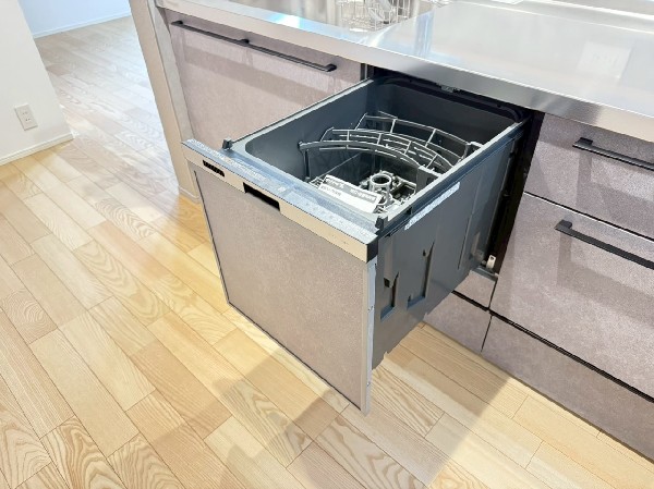 機能性とデザイン性を兼ね備えた嬉しいキッチン。食器洗乾燥機付きなので後片付け楽々。嬉しい浄水器も。