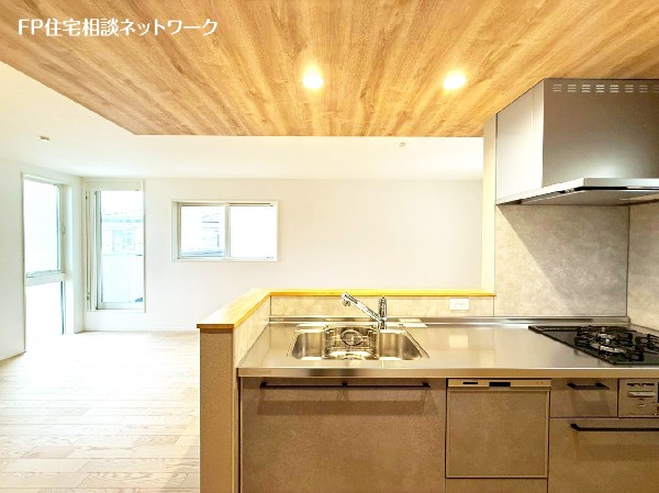 木目調の天井がアクセントになっているキッチン。気分も上がり、料理作りが一層楽しく感じられそう。