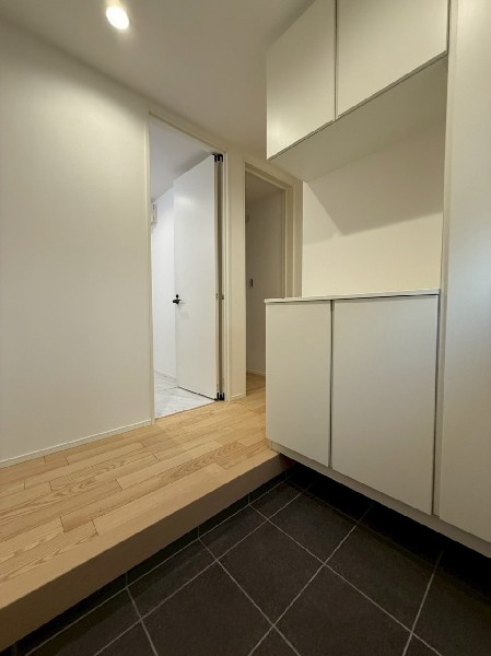 玄関収納はコの字型で棚があるので、写真や絵を飾ったりなど自分好みのインテリアを楽しめそうです。