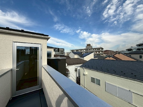 外観:ルーフバルコニーは思わず大きく深呼吸したくなる解放感。街並みを眺めれば自然とリラックスできそう。