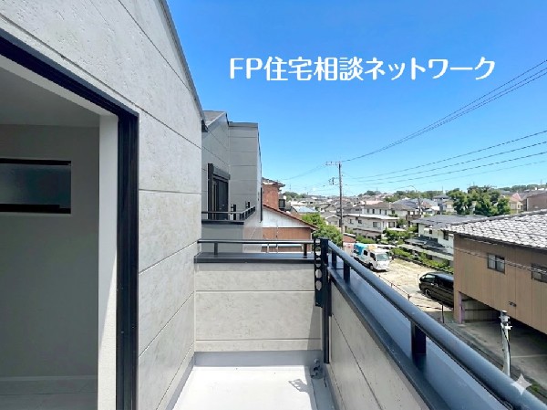 太陽の光と爽やかな風を受けたお洗濯物はあっという間に乾き、取りこむ時には太陽の匂いを感じられそう。  