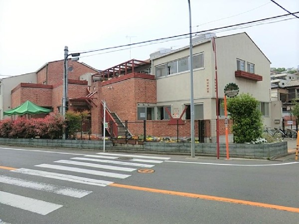 周辺環境:保育園こりす(レンガ調の可愛い建物の保育園。人工芝のグラウンドがあります。身近な体験を通し生きる力の芽を育んでいます。)