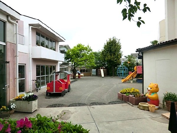 周辺環境:中山幼稚園(各クラス10～15名の少人数制。制服がなく、遊びの中で育てる自由な幼稚園。デンマーク製の遊具を導入。)