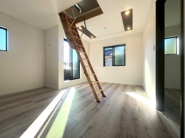 リビング上部には屋根裏を利用した小屋裏収納を設けました。普段は畳んでしまえる収納ハシゴ仕様です。