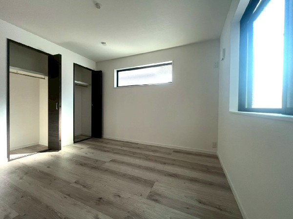 収納力が豊富な大型クローゼットは普段着やスーツはもちろんのこと、コート類などもしっかり掛けられます。