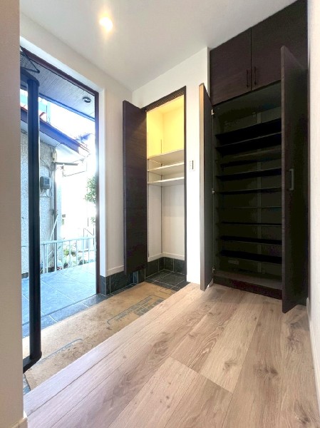 玄関収納の他に土間収納が付いています。アウトドアグッズや子供のスポーツ用品等を入れられ、便利ですね。