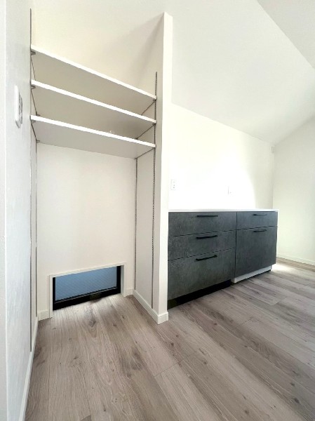 カップボード備え付け、さらにパントリー収納棚付のキッチン。ストック食材やキッチン家電が収納できます。