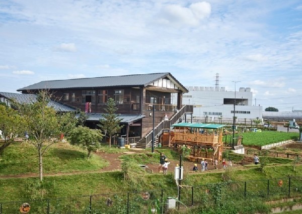 周辺環境:馬場どろんこ保育園(「にんげん力」を身につけるために必要な遊び・野外体験を実践し、自分で考え、行動する思考を育む保育園。)