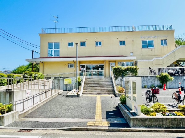 周辺環境:横浜市馬場地域ケアプラザ(地域活動・交流の拠点として、小さな子どもから高齢者まで誰でも利用できる施設。親子向けのイベントも開催)