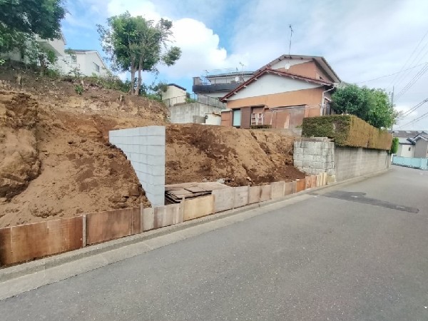 外観:前面道路は車通りの少ない道路。小さなお子様も安心です。南東側が道路に面し日当たり良好です。