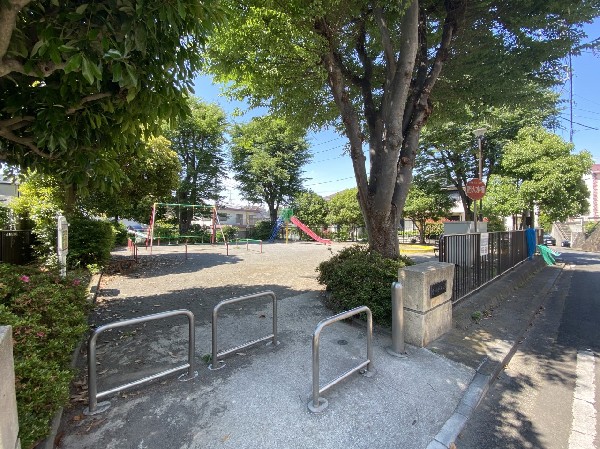 周辺環境:菅田西長谷公園(住宅街の中にある静かな公園。滑り台やブランコがありお子様も楽しめそう。木陰やベンチがあり休憩できます。)