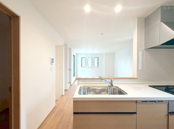 対面式のカウンターキッチンは出来上がったお料理をお子様が運ぶなど、お手伝いの機会も増えそうですね。