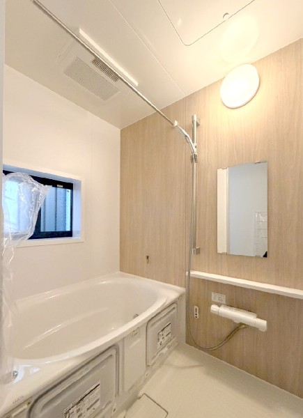 ゆったり入れる１坪タイプの浴室。雨の多い時季のお洗濯に重宝する浴室換気乾燥機付。追炊きオートバス付。