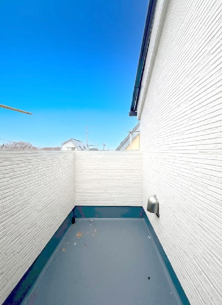 太陽の光と爽やかな風を受けたお洗濯物はあっという間に乾き、取りこむ時には太陽の匂いを感じられそう。  