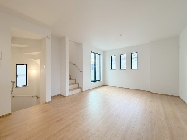 2階リビングは窓が多く日当り良好。人の目を気にせずに寛げます。窓を開ければバルコニーに繋がり開放的。