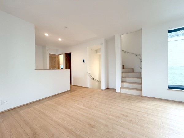 3階へあがる前に必ずリビングを通る構造のリビングイン階段。自然とご家族との交流が生まれます。