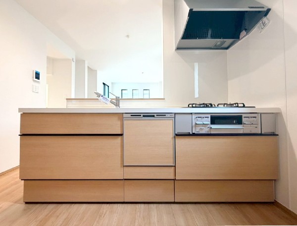 機能性とデザイン性を兼ね備えた嬉しいキッチン。食器洗乾燥機付きなので後片付け楽々。嬉しい浄水器も。