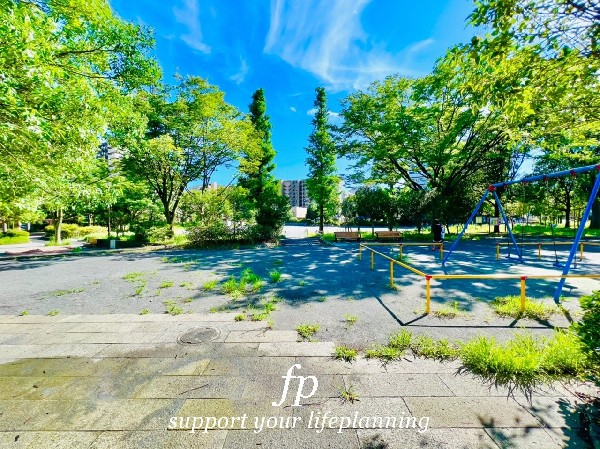 周辺環境:西久保町公園(敷地内には滑り台やブランコ、広めの砂場などの遊具が配置されており、子どもたちがのびのび遊べます。)