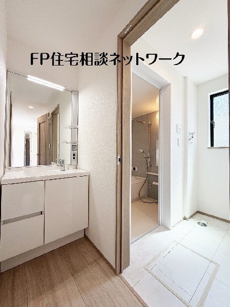鏡の裏に収納棚を確保した三面鏡を採用。化粧品や歯ブラシなどを機能的に収納し、朝の身支度も快適です。