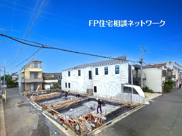 外観:前面道路は車通りの少ない道路。小さなお子様も安心です。お車の出し入れが苦手な方も駐車しやすそうです。