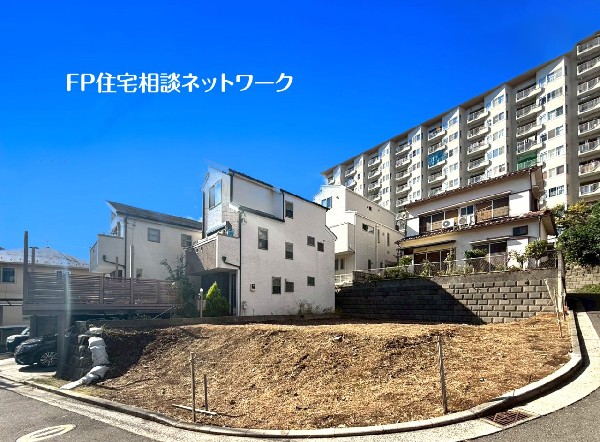 外観:前面道路は車通りの少ない道路。お車の出し入れが苦手なママや小さなお子様にも安心ですね。