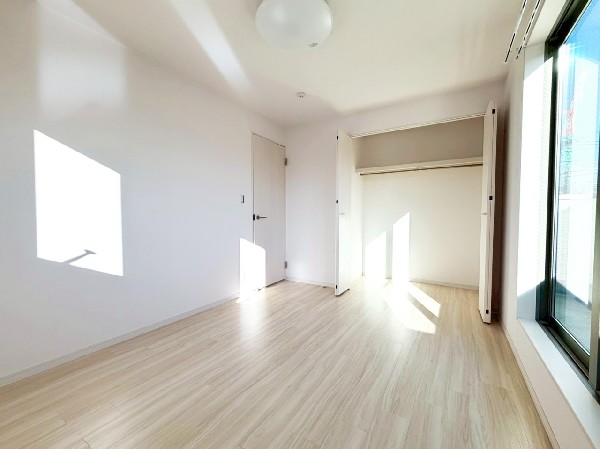 3階の南東向き居室からはバルコニーにそのまま出られて、爽やかな風をたっぷりと取り込むことができます。