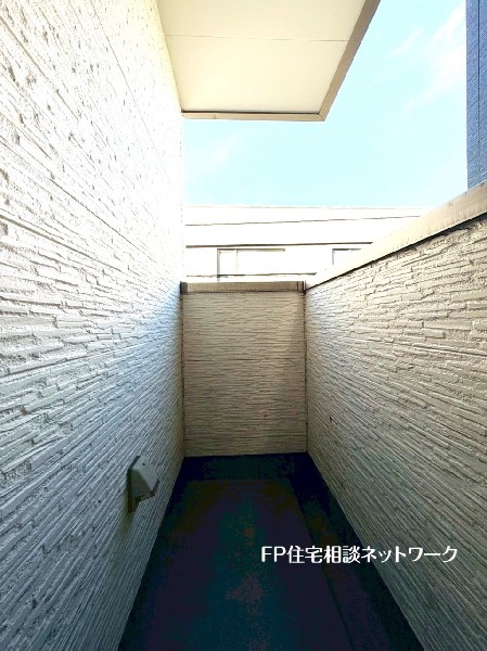 キッチンから出入りできるサービスバルコニー。ゴミの一時置きや喫煙スペースなど多用途に使えそうですね。