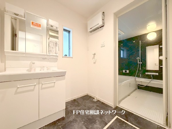 洗面台はリフォーム済。三面鏡の裏にはたっぷりと収納スペースがあるのでスッキリ片付きます。床下収納付。