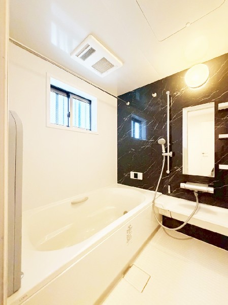 ゆったり入れる1坪タイプの浴室。花粉が気になる季節や雨天時のお洗濯に便利な浴室換気乾燥暖房機付です。