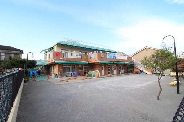 周辺環境:上末吉白百合保育園(運動会も行える広い園庭、木の温もりある園舎の保育園。三ツ池公園や鶴見川での戸外活動を大切にしている。)