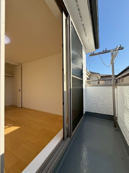 太陽の光と爽やかな風を受けたお洗濯物はあっという間に乾き、取りこむ時には太陽の匂いを感じられそう。  