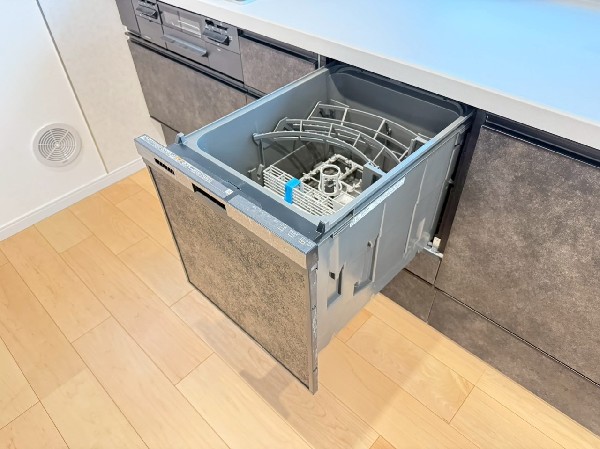 あったらいいなの代表的な設備である食洗機。ビルトイン型なので、おさまりもよく、使い勝手も良好です。