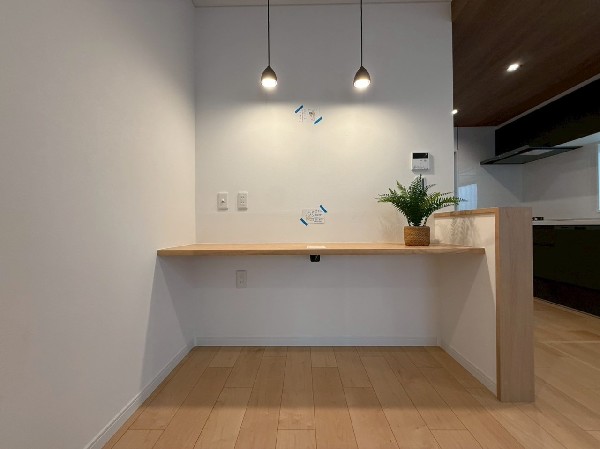 リビング内にスタディカウンターを設置しました。お子様のお勉強やリモートワークなどにも使えそうです。