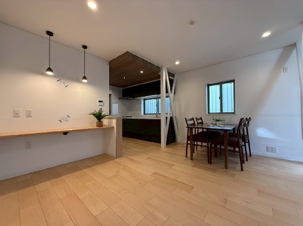 内装リフォーム済！家族だんらんのスペースとなるリビングは、2面採光で色々な角度から光が取り込めます。