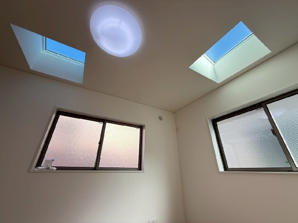 普通の窓よりも、自然の光で部屋を明るくできる天窓。日中は電気を付けなくても明るさを確保できそうです。