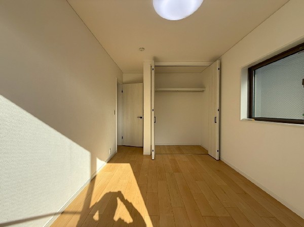 全室にクローゼットを完備しています。収納スペースを上手に使ってすっきりと快適な生活を送れます。