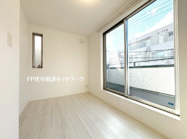 光を沢山取り込める大きな窓。3階西向きのお部屋は、日差しをたっぷり受ける事が出来る暖かい空間です。