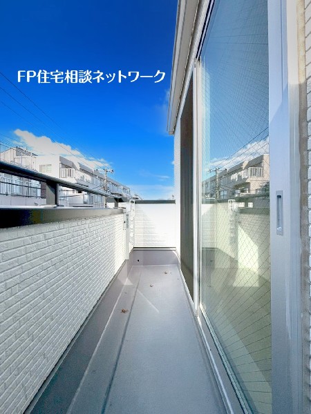 3階の洋室に面したバルコニー。太陽の光と爽やかな風を受けたお洗濯物はあっという間に乾きそう。