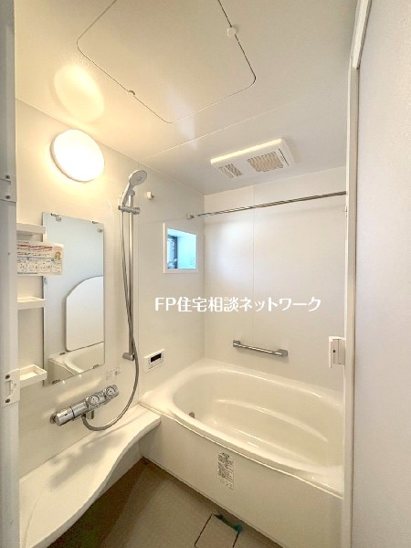 ゆったり入れる1坪タイプの浴室。花粉が気になる季節や雨天時のお洗濯に便利な浴室換気乾燥暖房機付です。