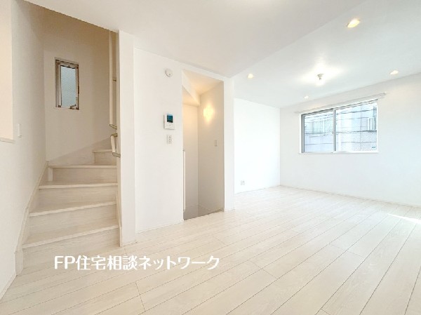 2021年1月築：室内クリーニング済みでキレイな一戸建て。2階リビングは人の目を気にせずに寛げます。