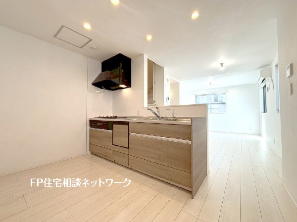 キッチンは食器洗浄乾燥機付の対面式です。リビングが見渡せるのでお子様の様子を見ながら料理ができます。