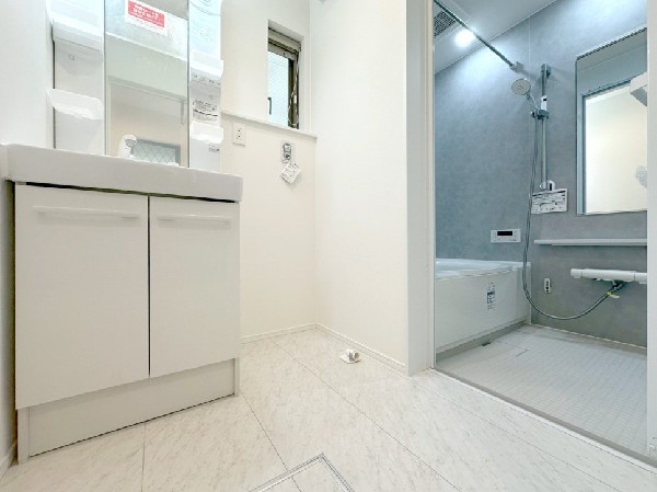 鏡の裏に収納棚を確保した三面鏡を採用。化粧品や歯ブラシなどを機能的に収納し、朝の身支度も快適です。