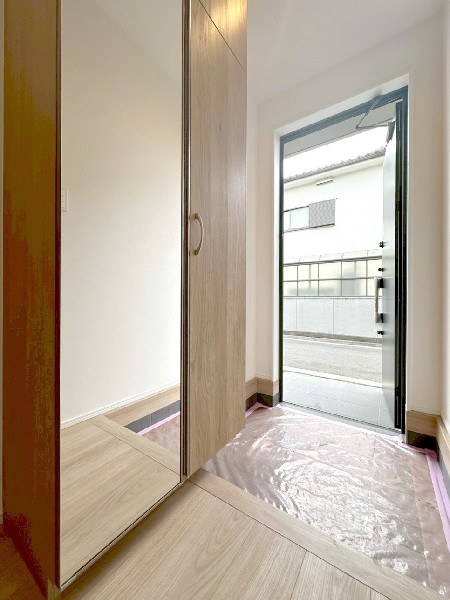 玄関をスッキリと保てる玄関収納。落ち着いた雰囲気の色目が、室内のカラーやデザインと調和しています。