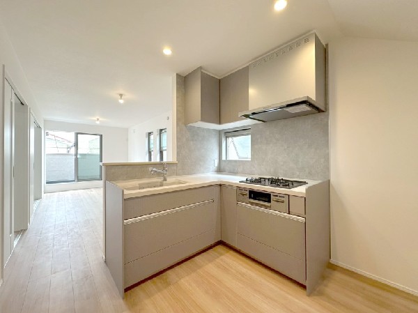 動線がスムーズなL型キッチンは、対面式になっておりリビングの様子を見ながら家事をすることができます。