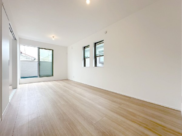 バルコニーに面した掃出し窓から光が降り注ぐ開放的なリビング。自然の恵みが、快適で心地の良い空間を演出