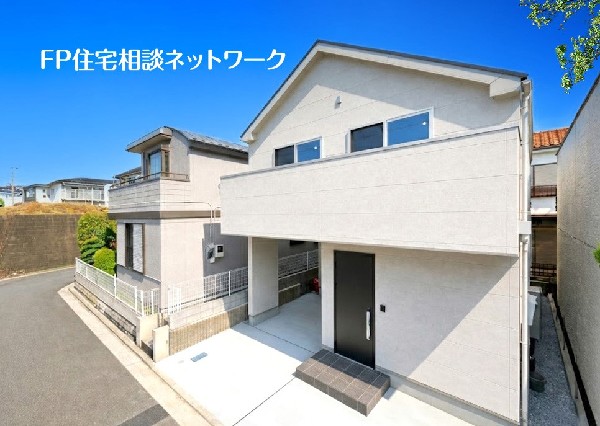 外観:閑静な住宅地に馴染む落ち着いた色合いの外観。長く愛着を持って住むからこそシンプルな色目に仕上げました