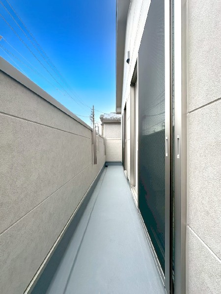 外観:2部屋から出入り可能な広いバルコニー。南に面しているので太陽の光をいっぱい受け止めてくれます。