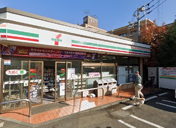 周辺環境:セブン-イレブン 横浜北寺尾７丁目店(近所にあるだけで便利なコンビニ。暮らしに便利なサービスはもちろん、オリジナル食品も魅力的ですね。)