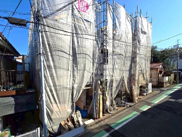 外観:前面道路は幅5.4ｍの公道。車通りが少なく敷地との高低差もないので、車の出入りがしやすいですね。